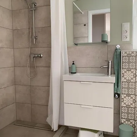 Otthon A Balatonon Vendeghaz Дом отдыха *